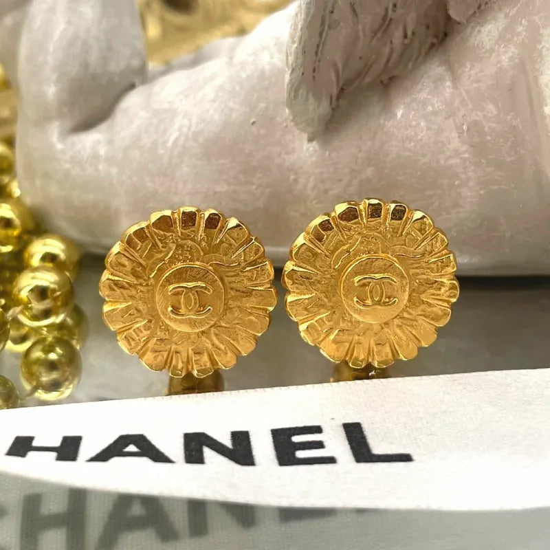 jt312-chanel-vintage-cc-round-gold-plated-clip-on-earrings