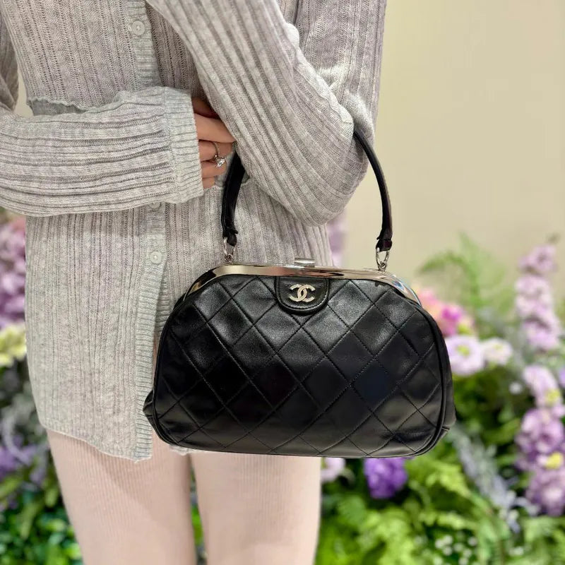 jx723-chanel-vintage-black-lambskin-quilted-kisslock-handbag