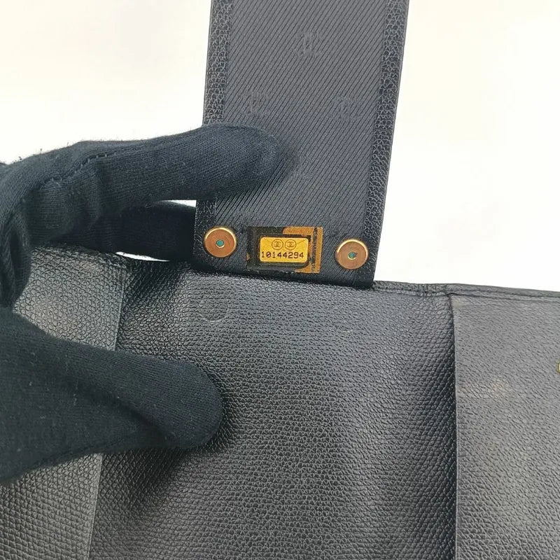 jt405-chanel-vintage-black-caviar-leather-cc-flap-6-key-holder