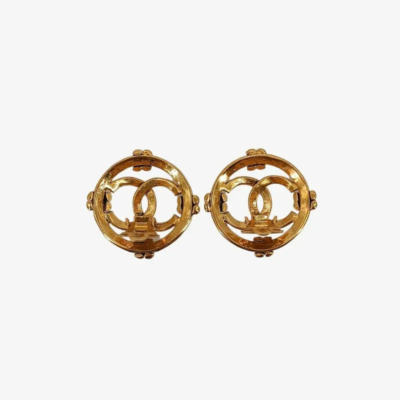 jt323-chanel-vintage-gold-plated-cc-logo-cutout-round-clip-on-earrings