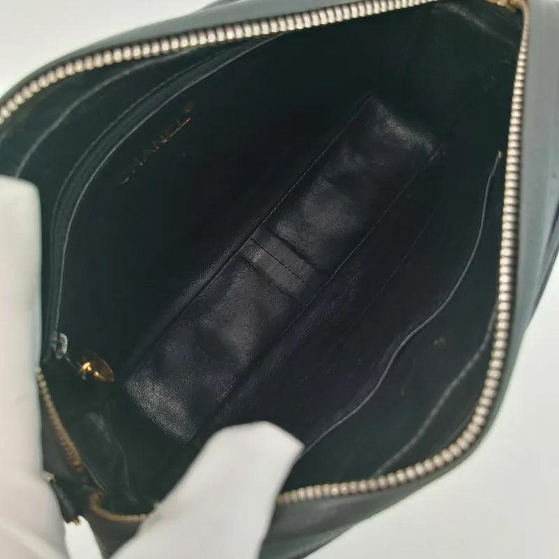 ju915-chanel-vintage-black-caviar-leather-quilted-camera-bag