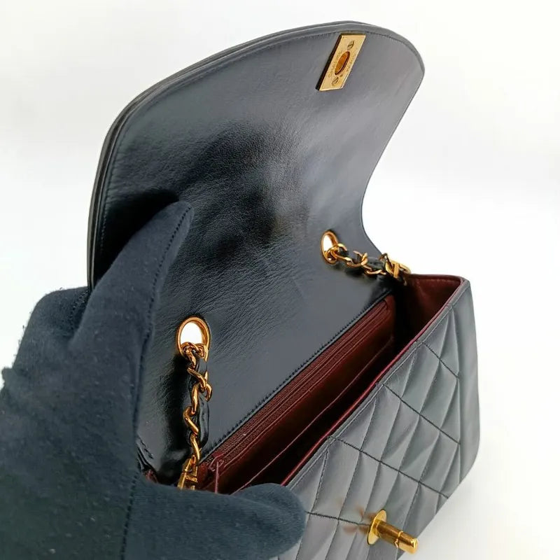 js681-chanel-vintage-black-lambskin-22cm-diana-flap-bag