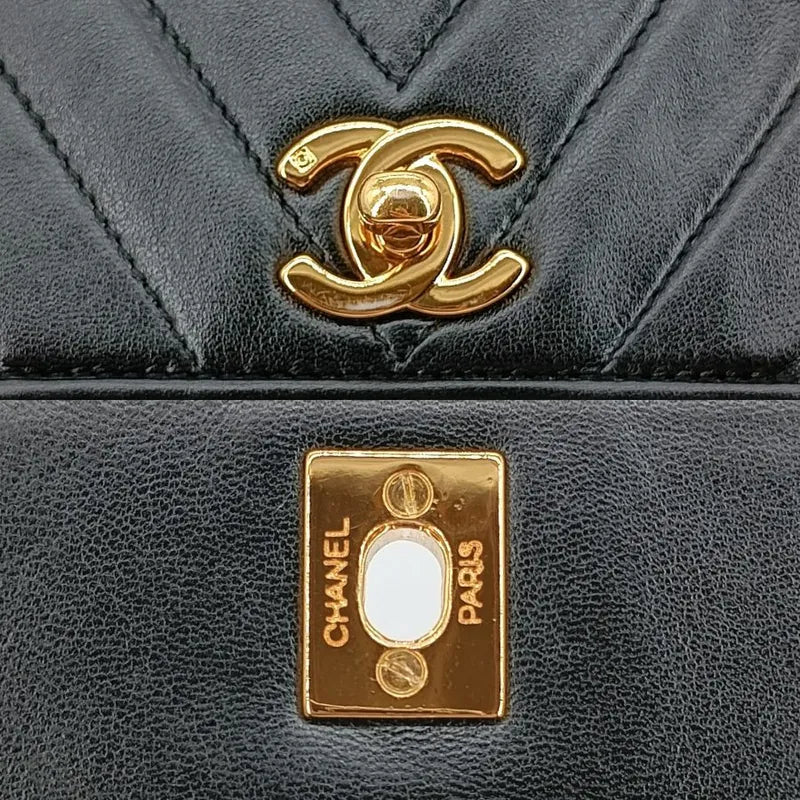 ra493-chanel-vintage-black-lambskin-chevron-flap-bag