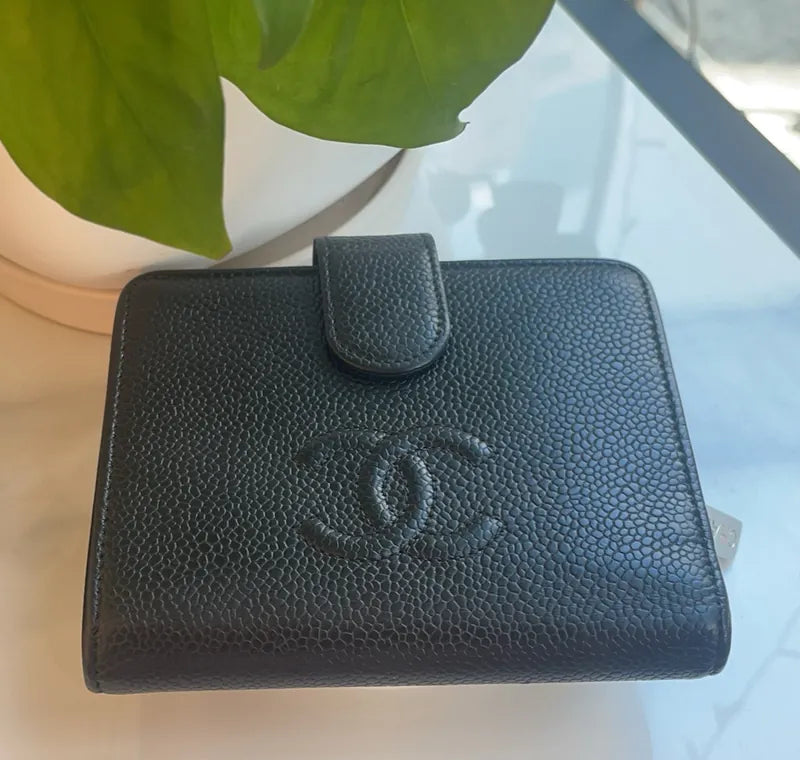 jw476-chanel-vintage-black-caviar-leather-wallet