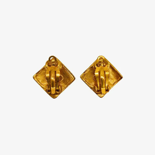 rb399-chanel-vintage-diamond-shape-gold-plated-clip-on-earrings