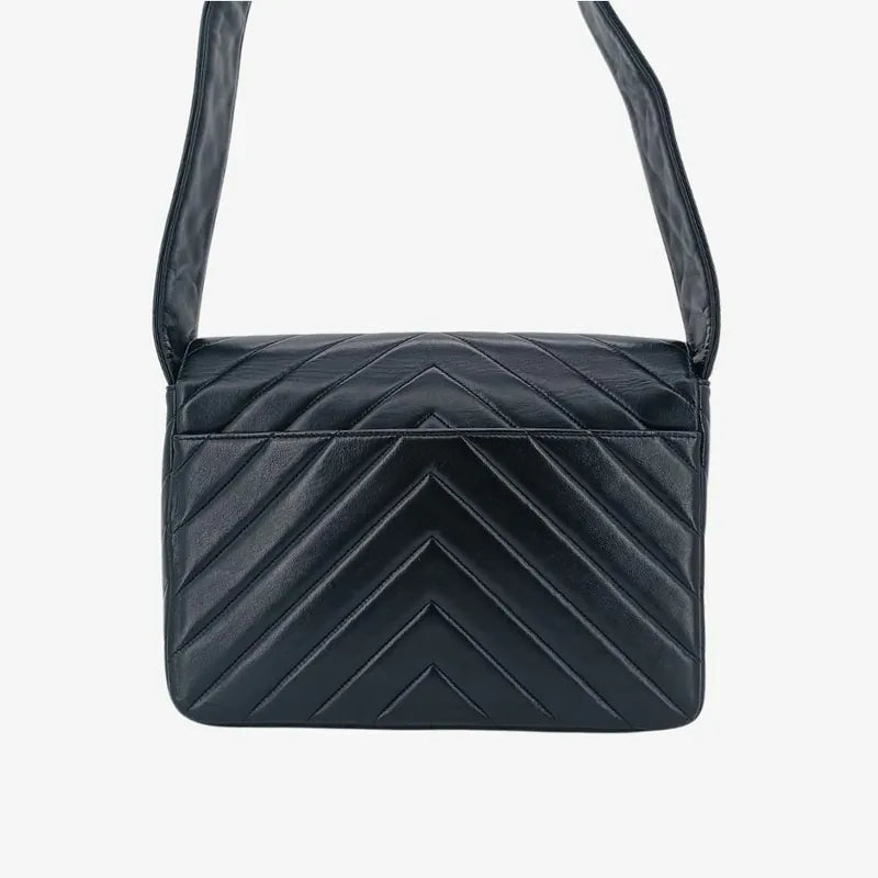 rb664-chanel-vintage-black-lambskin-chevron-flap-bag