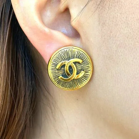 js951-chanel-vintage-cc-round-gold-plated-clip-on-earrings