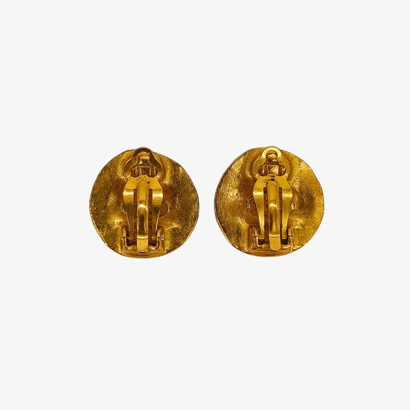 ju837-chanel-vintage-round-gold-plated-clip-on-earrings