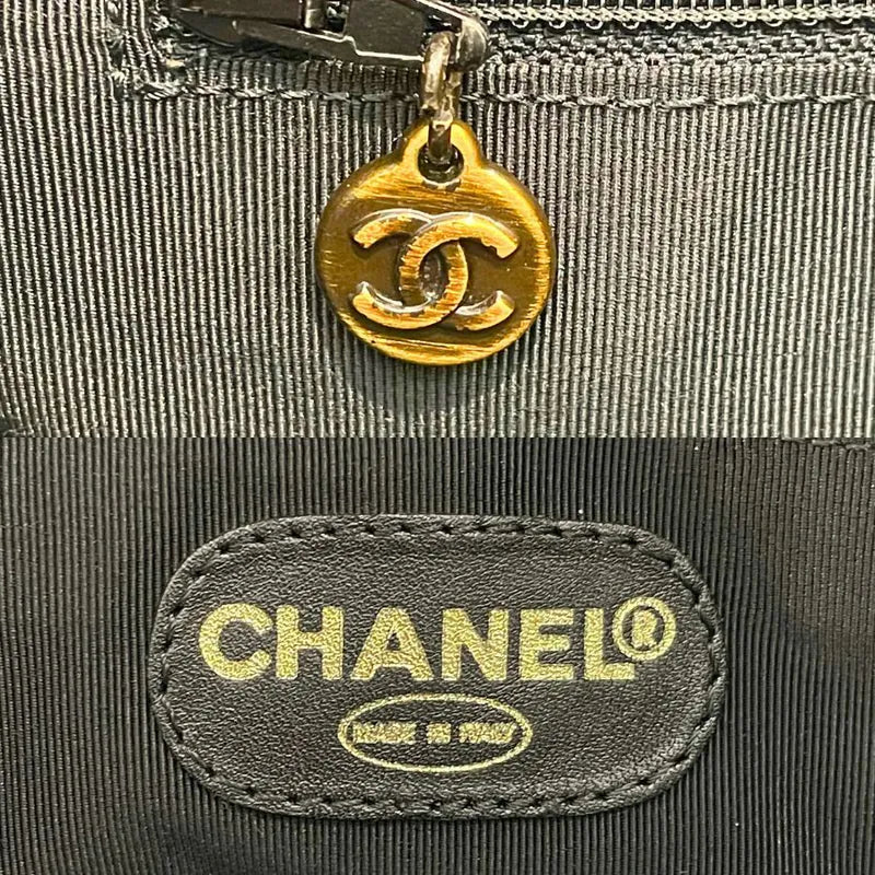 rc239-chanel-vintage-black-lambskin-embossed-logo-tote-bag