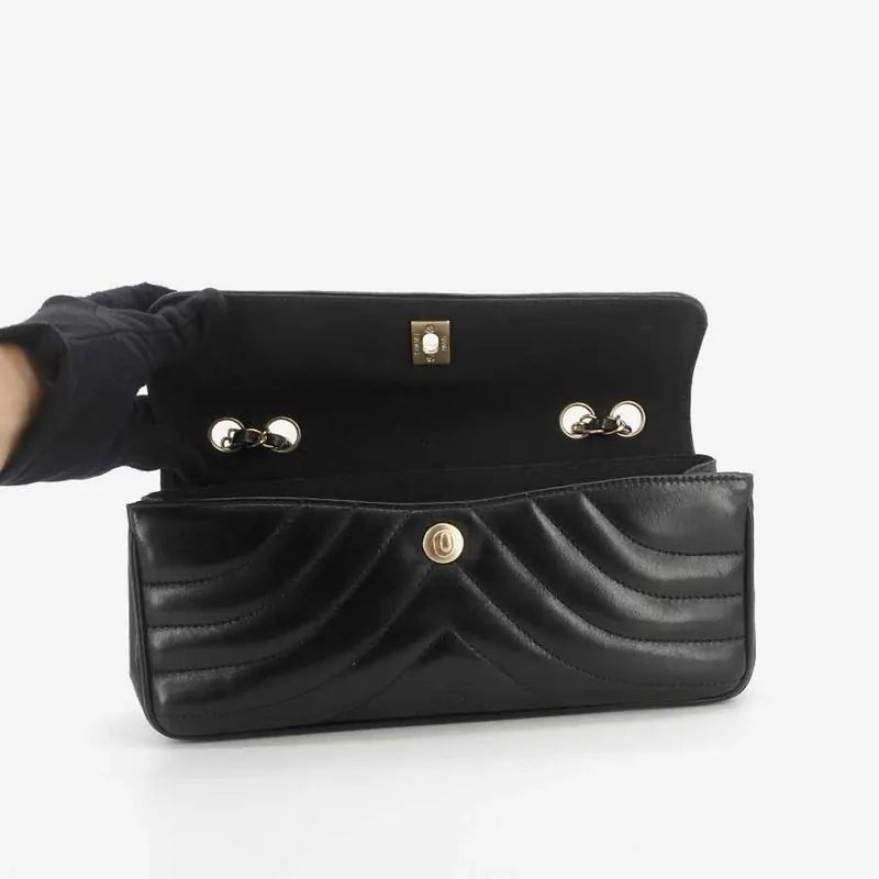 jr464-chanel-black-lambskin-wave-pattern-flap-bag