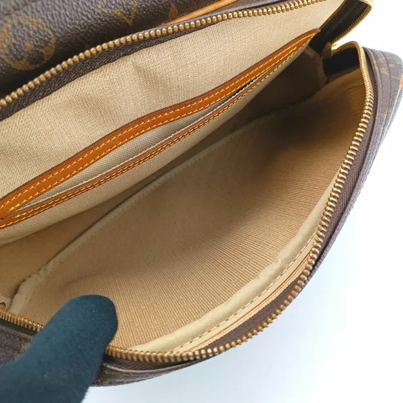 js706-louis-vuitton-reporter