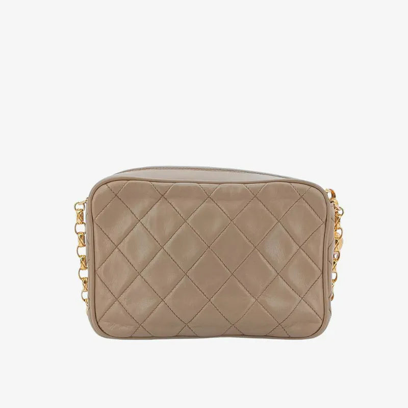 ju690-chanel-vintage-beige-lambskin-gold-chain-camera-bag