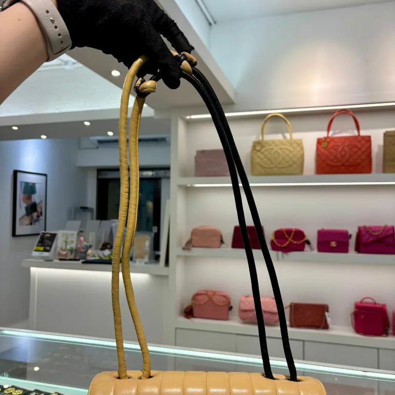 jw391-chanel-vintage-bicolor-beige-black-lambskin-flap-bag