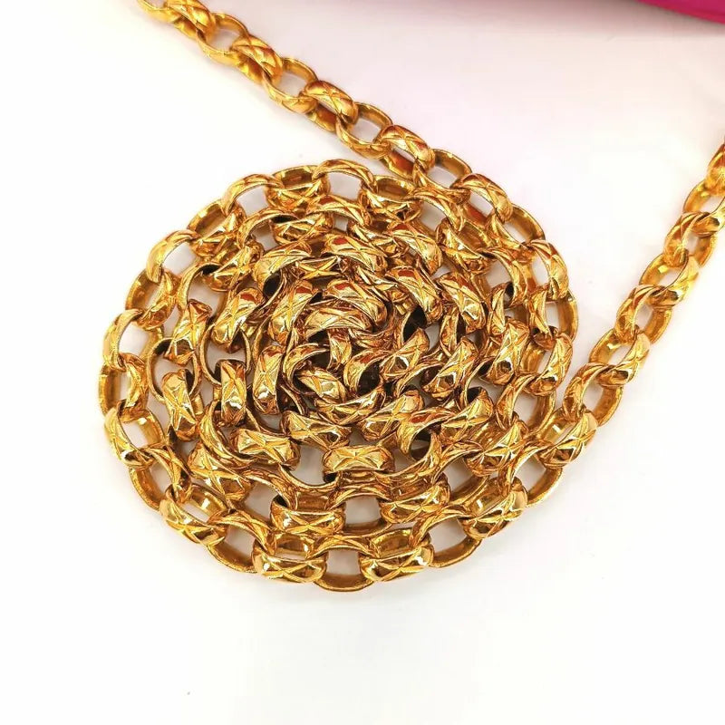 jt569-chanel-vintage-pink-satin-tassels-gold-chain-camera-bag