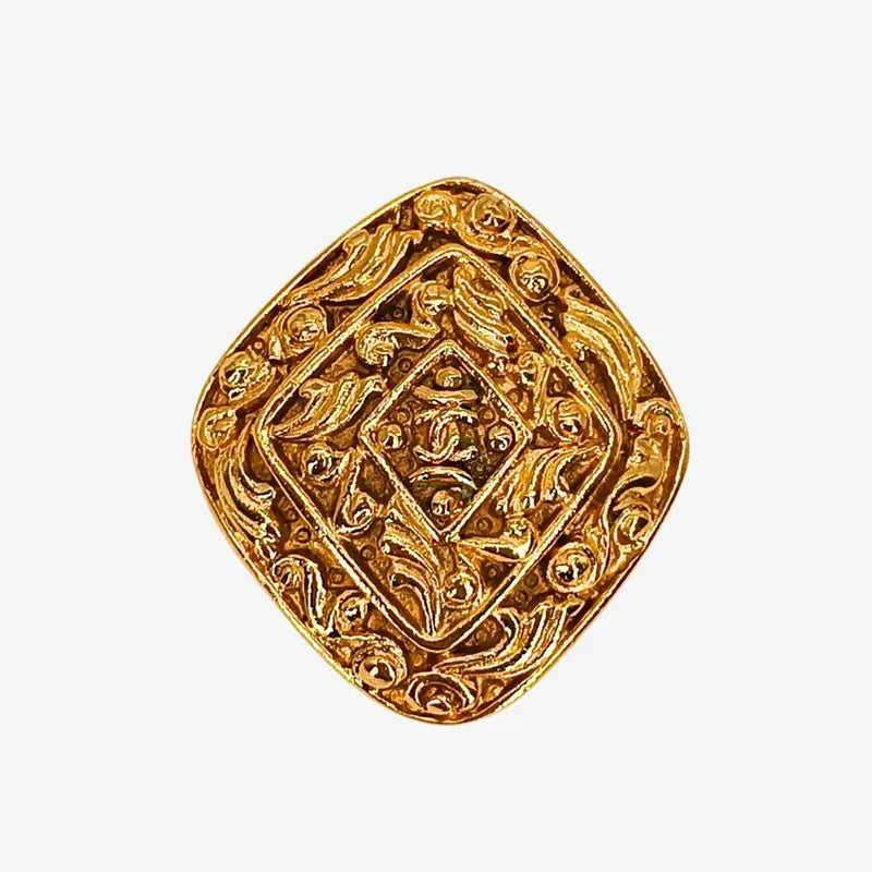 rc322-chanel-vintage-diamond-shaped-gold-plated-brooch