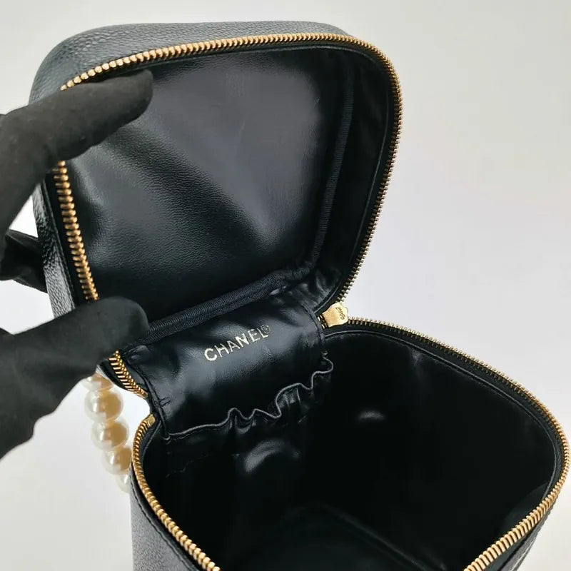 ra904-chanel-vintage-black-caviar-leather-cosmetic-bag