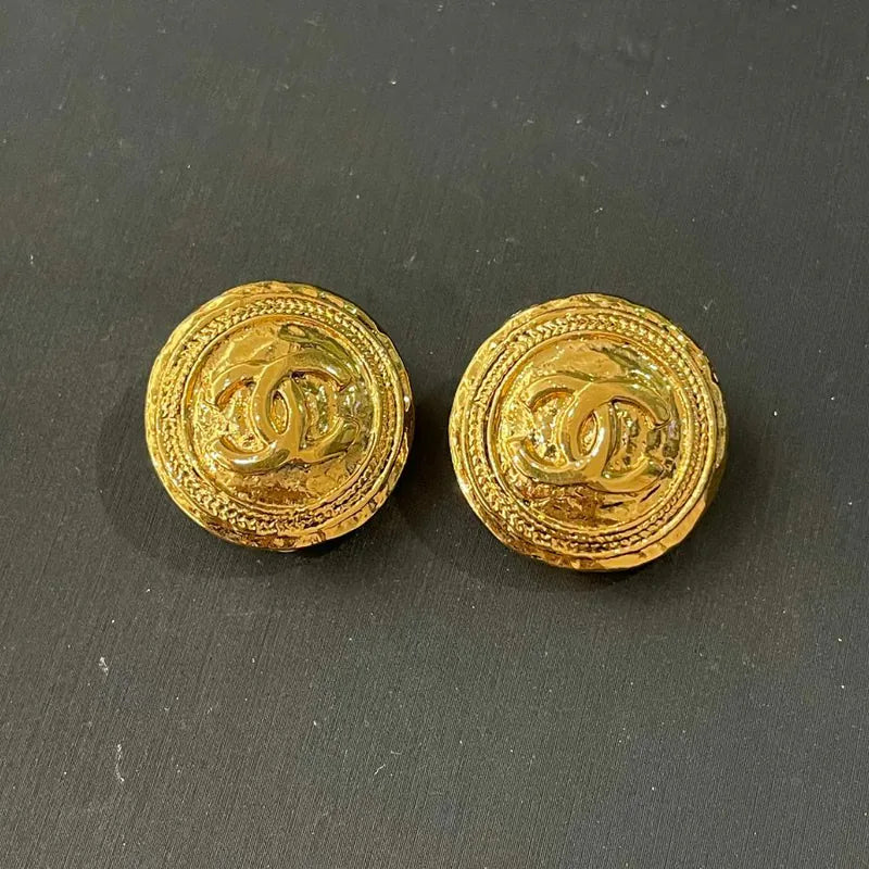 rc444-chanel-vintage-round-gold-plated-clip-on-earrings