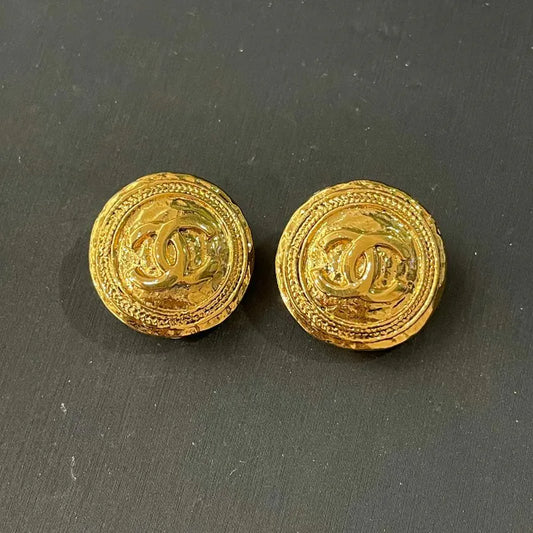 rc444-chanel-vintage-round-gold-plated-clip-on-earrings