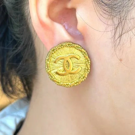 js952-chanel-vintage-cc-round-gold-plated-clip-on-earrings