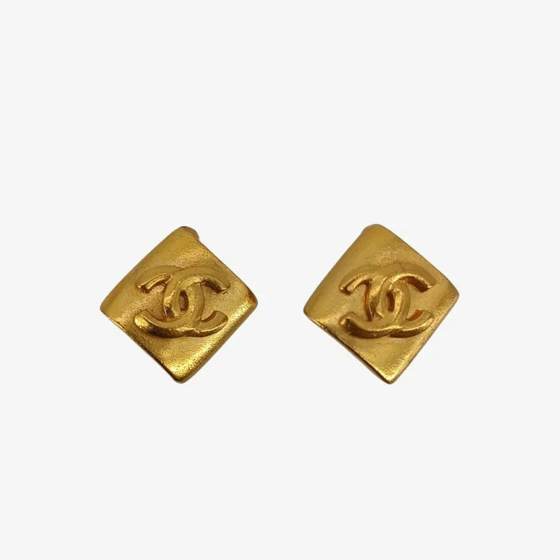 jt234-chanel-vintage-diamond-shape-gold-plated-clip-on-earrings