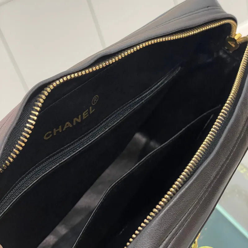 rc473-chanel-vintage-black-lambskin-quilted-camera-bag