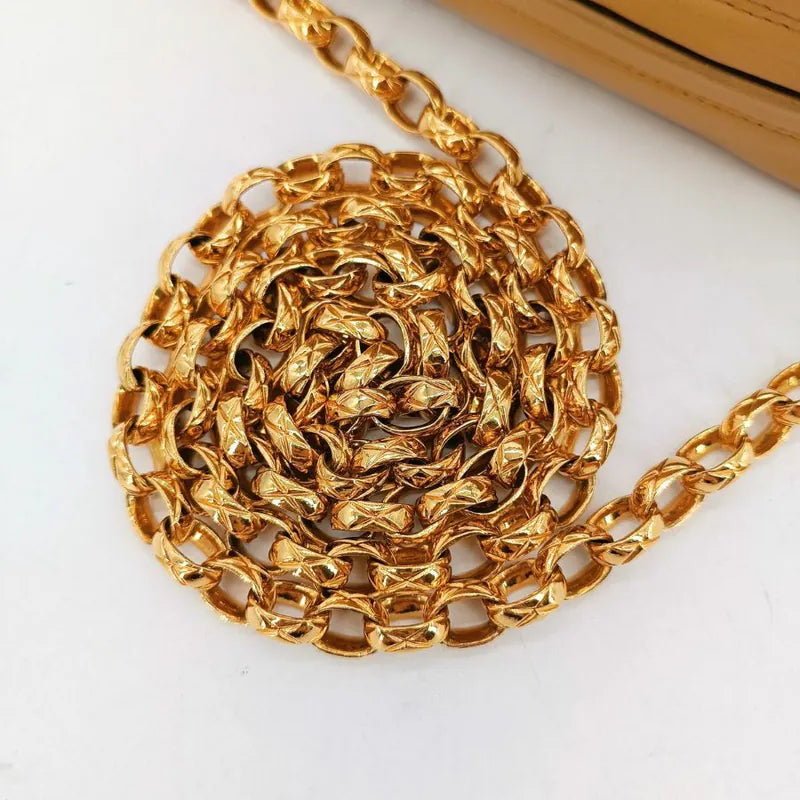 c480-chanel-vintage-beige-lambskin-gold-chain-camera-bag