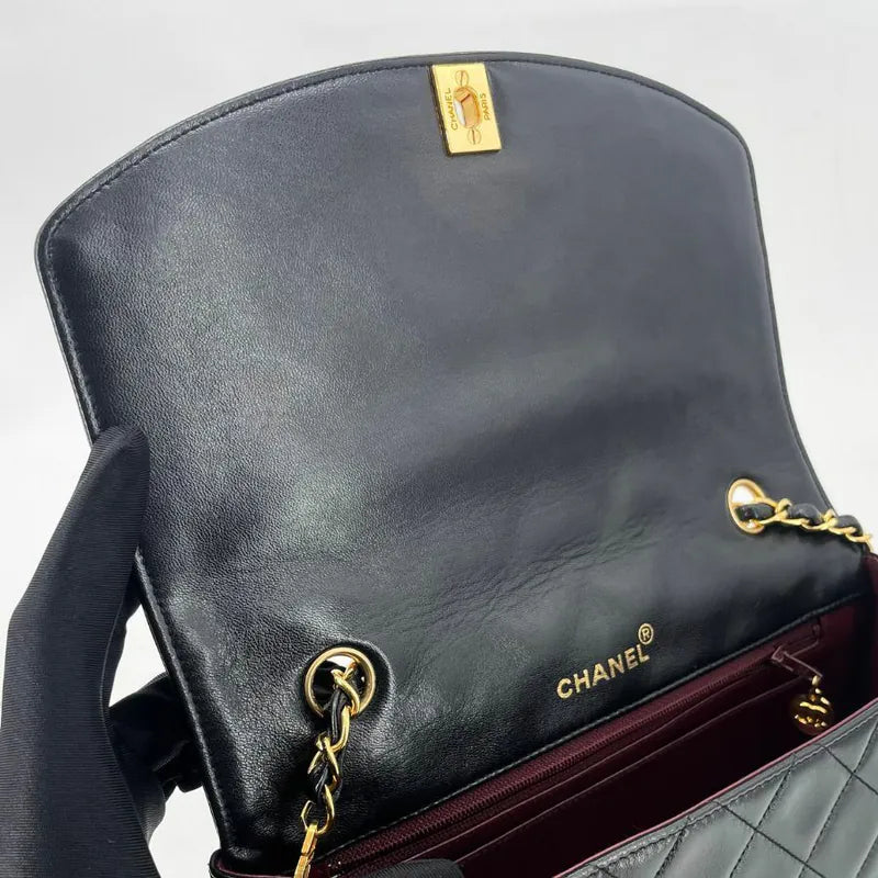 jw747-chanel-vintage-black-lambskin-25cm-diana-flap-bag