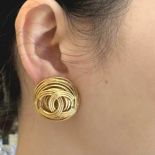 js314-chanel-vintage-gold-plated-birds-nest-interlocking-cc-round-clip-on-earrings