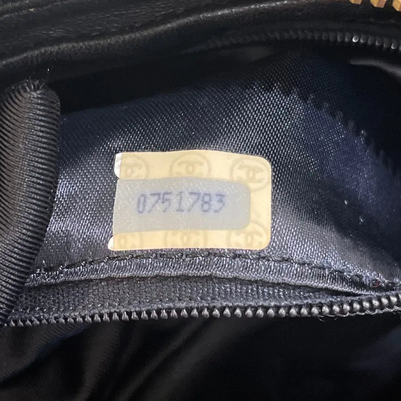 jw596-chanel-vintage-black-lambskin-chevron-camera-bag