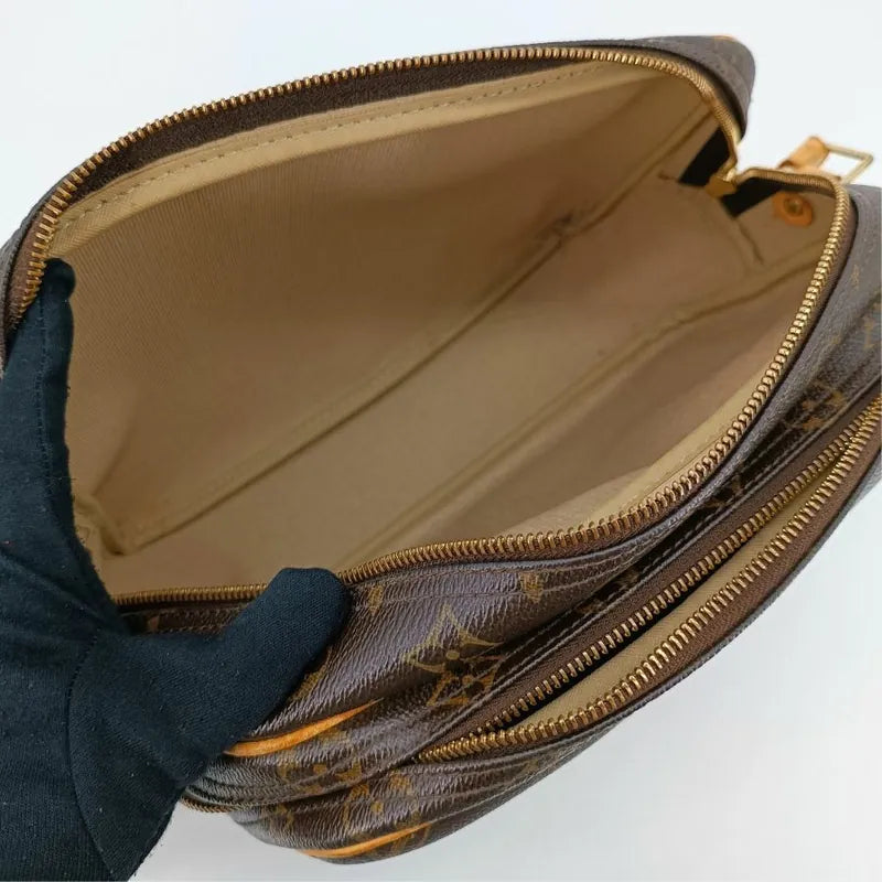 js371-louis-vuitton-reporter