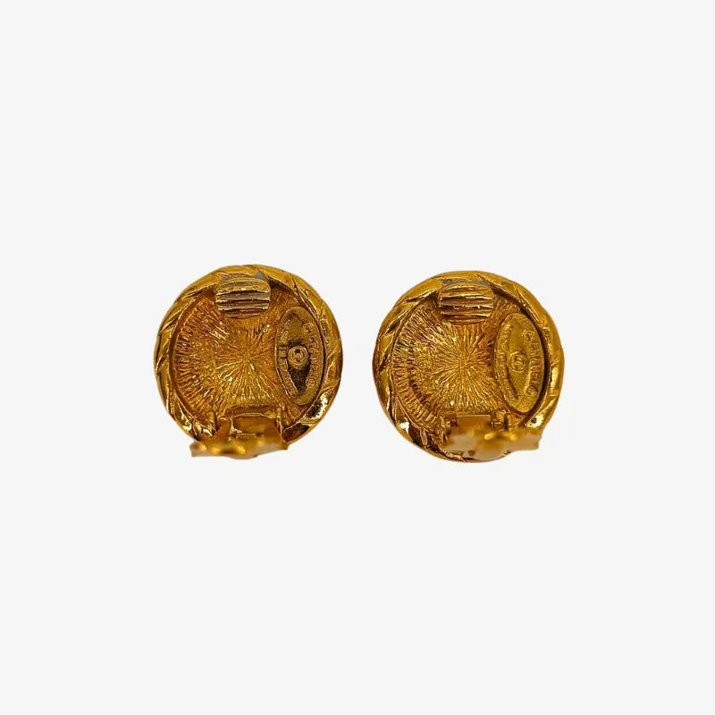 jw249-chanel-vintage-round-gold-plated-clip-on-earrings