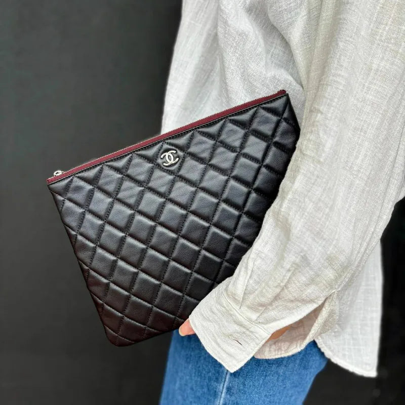re127-chanel-black-caviar-leather-classic-zipped-pouch