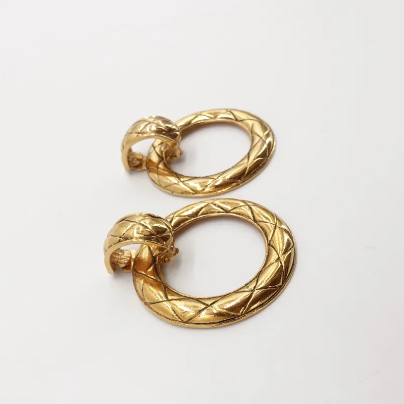 jr881-chanel-vintage-gold-tone-quilted-large-hoop-plated-clip-on-earrings