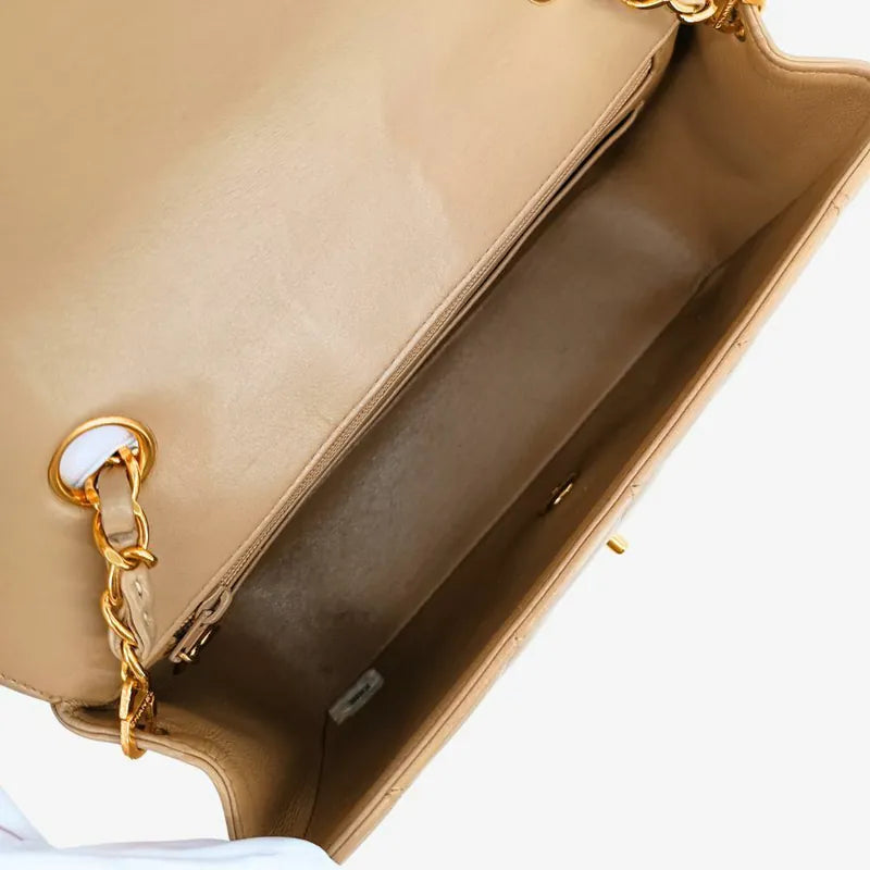 c427-chanel-vintage-beige-lambskin-22cm-diana-flap-bag