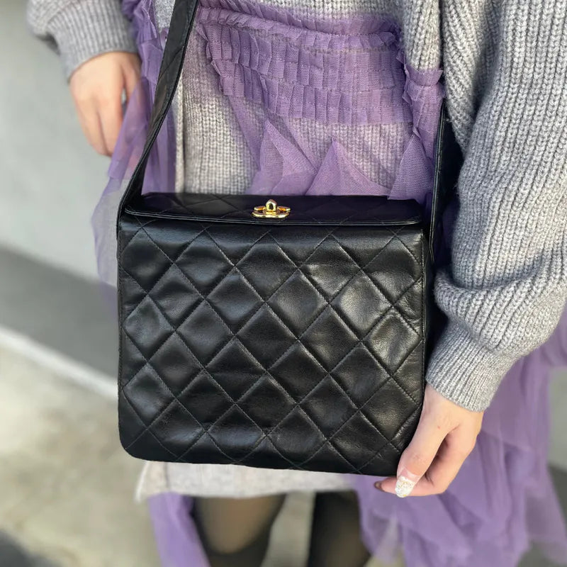 rc331-chanel-vintage-black-lambskin-cc-turnlock-shoulder-bag