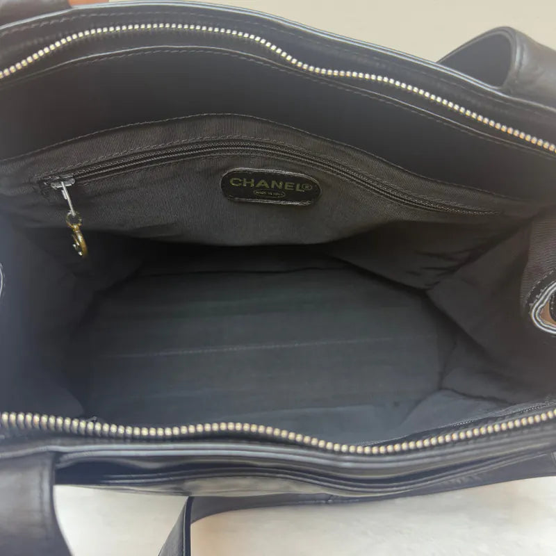 rc612-chanel-vintage-black-lambskin-embossed-logo-tote-bag