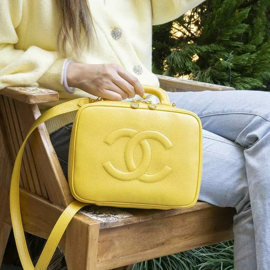 jr680-chanel-vintage-yellow-caviar-leather-cosmetic-bag