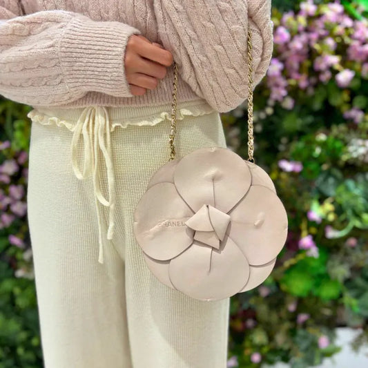 c531-chanel-vintage-pale-pink-calfskin-camellia-wristlet-evening-bag