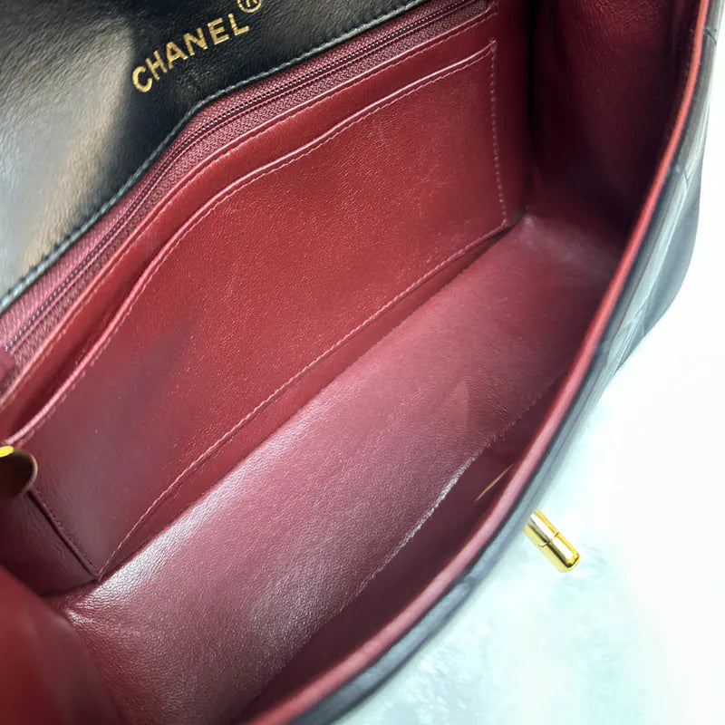 rc182-chanel-vintage-black-lambskin-22cm-diana-flap-bag