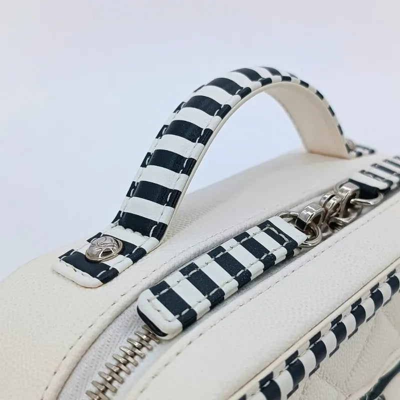 jah168-chanel-bicolor-white-black-caviar-leather-vanity-case-bag