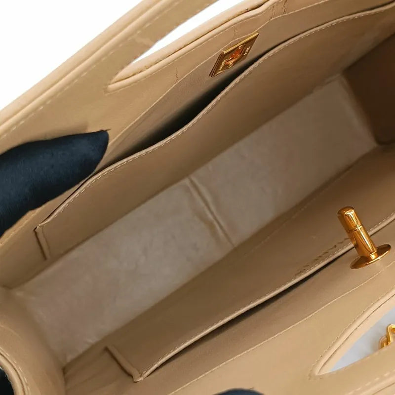 jah181-chanel-vintage-begie-lambskin-quilted-31-tote-bag