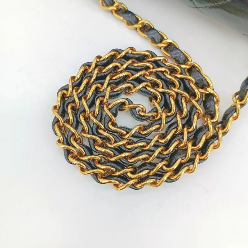 ra831-chanel-vintage-black-lambskin-22cm-diana-flap-bag