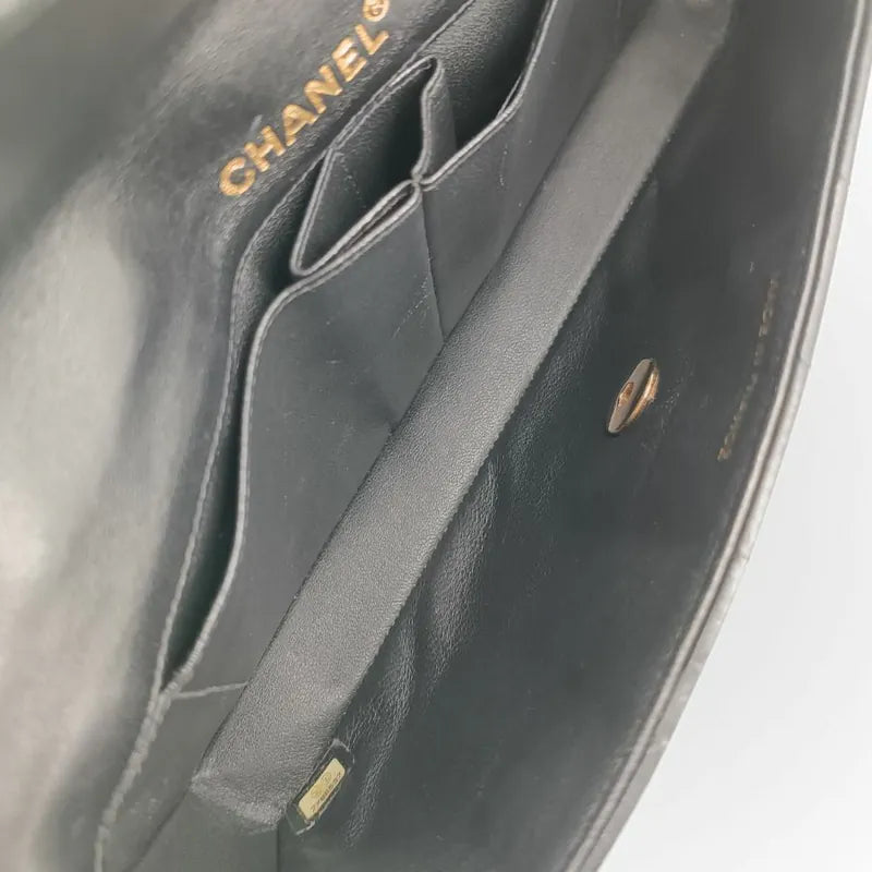 rc058-chanel-vintage-black-lambskin-chocolate-bar-flap-bag