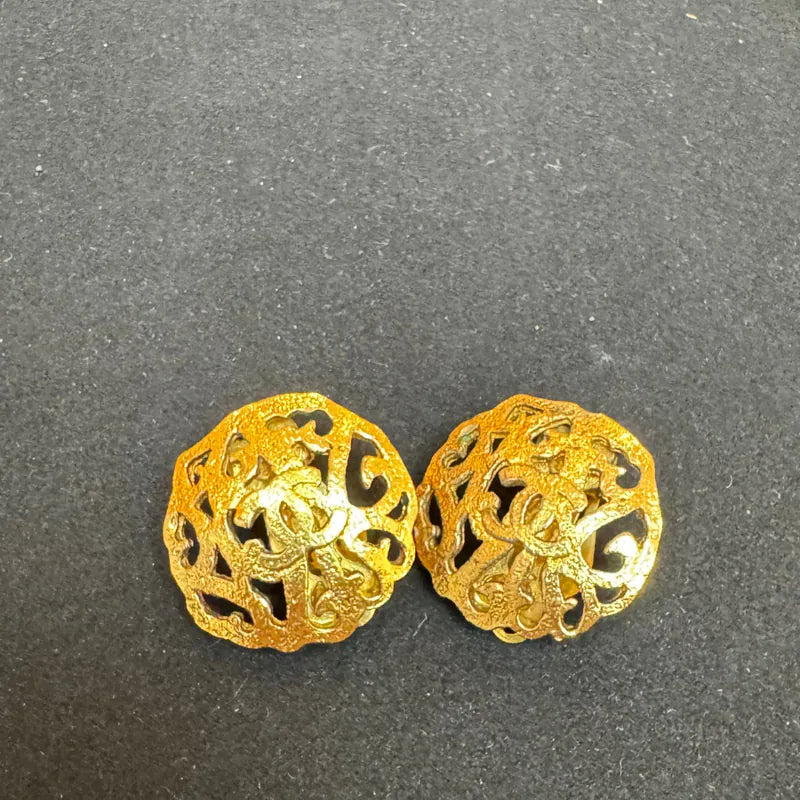 jy427-chanel-vintage-1986-gold-plated-clip-on-earrings