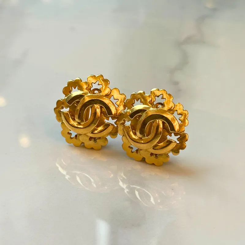 rc434-chanel-gold-cc-flower-clip-on-earrings
