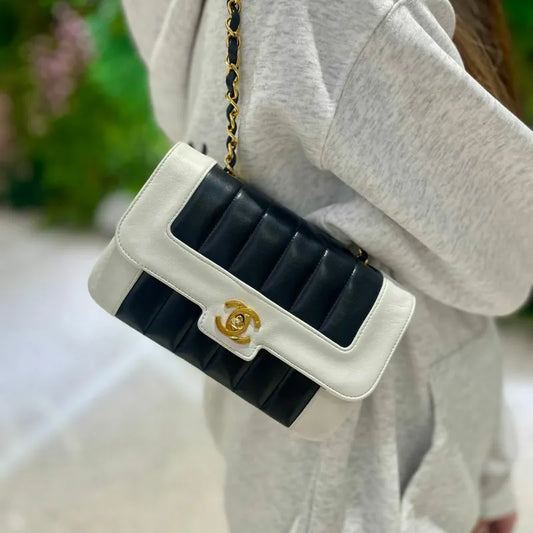 rb820-chanel-vintage-bicolor-white-black-lambskin-flap-bag