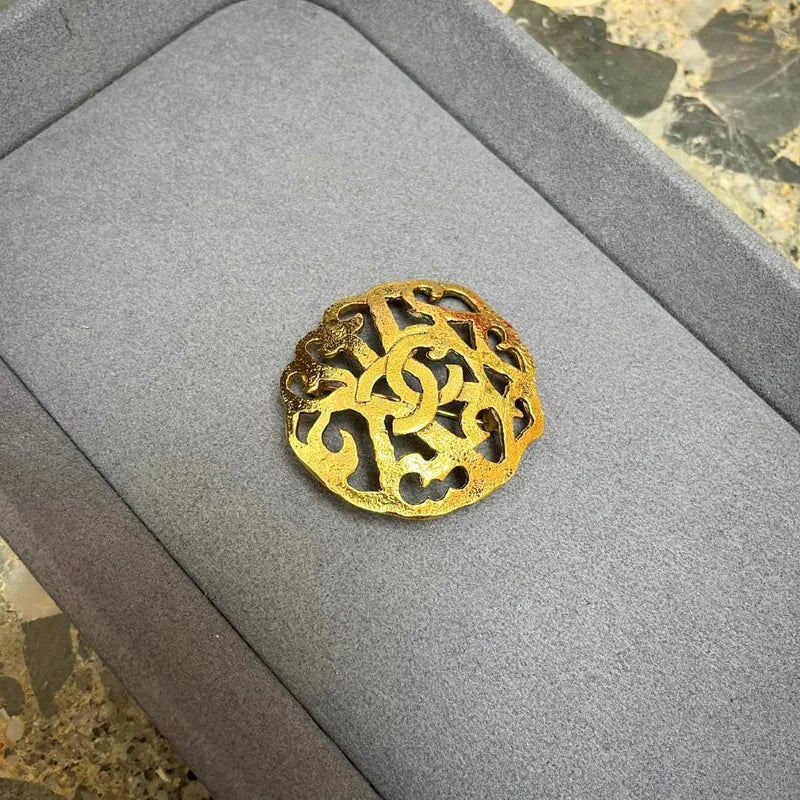 jy224-chanel-vintage-fretwork-paisley-gold-plated-round-brooch