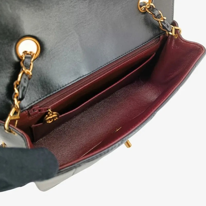 ra077-chanel-vintage-black-lambskin-22cm-diana-flap-bag