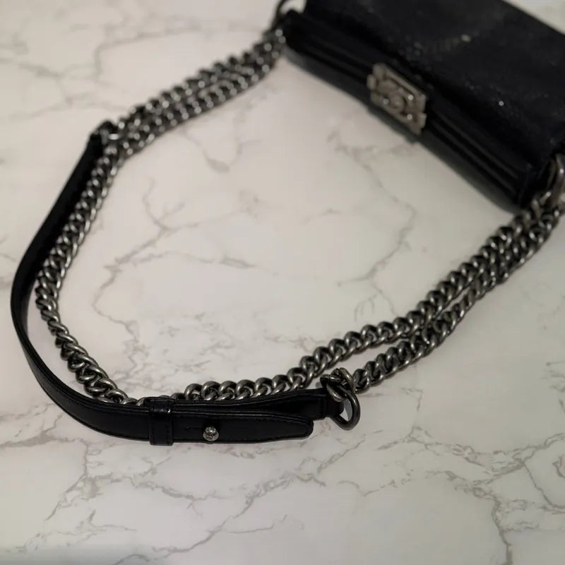 c539-chanel-boy-black-stingray-leather-shoulder-bag