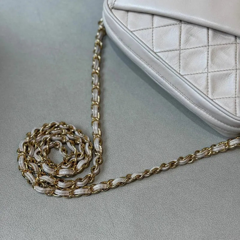 jx330-chanel-vintage-beige-lambskin-quilted-camera-bag